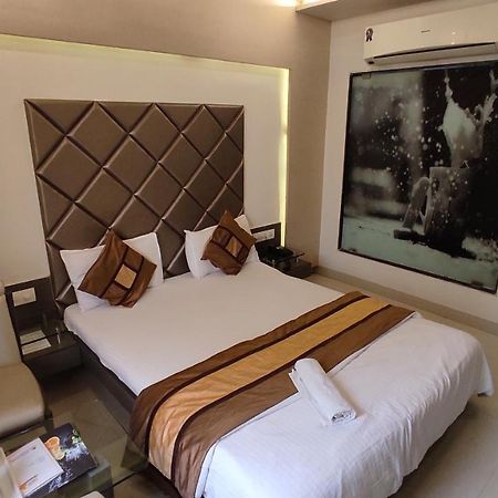Hotel Flair Inn Ahmedabad Bagian luar foto