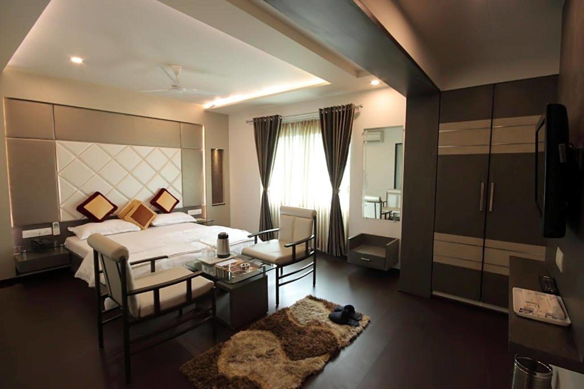 Hotel Flair Inn Ahmedabad Bagian luar foto