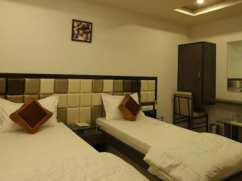 Hotel Flair Inn Ahmedabad Bagian luar foto