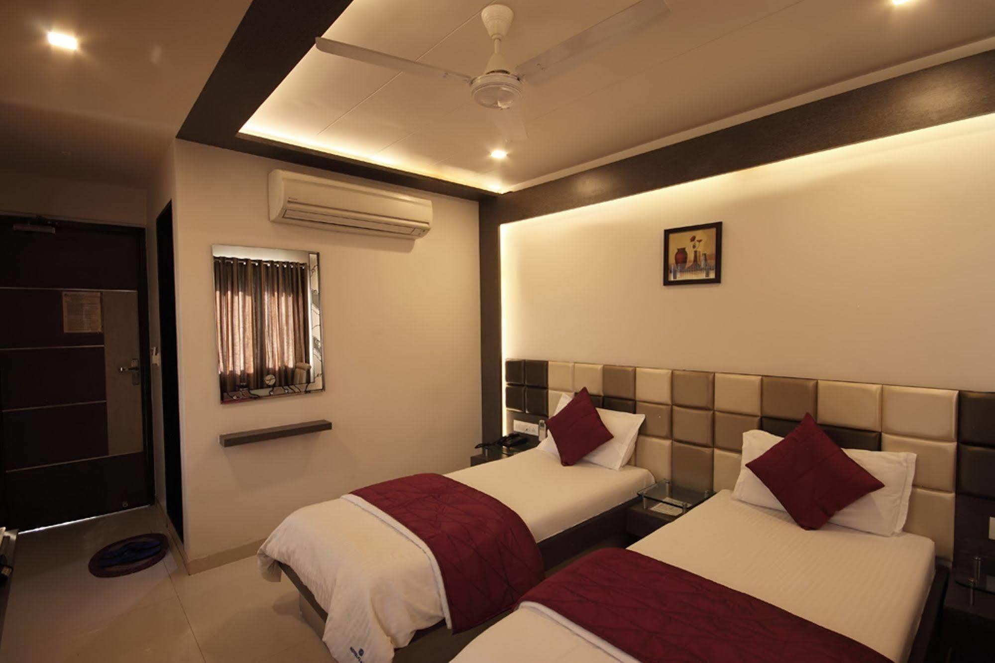 Hotel Flair Inn Ahmedabad Bagian luar foto