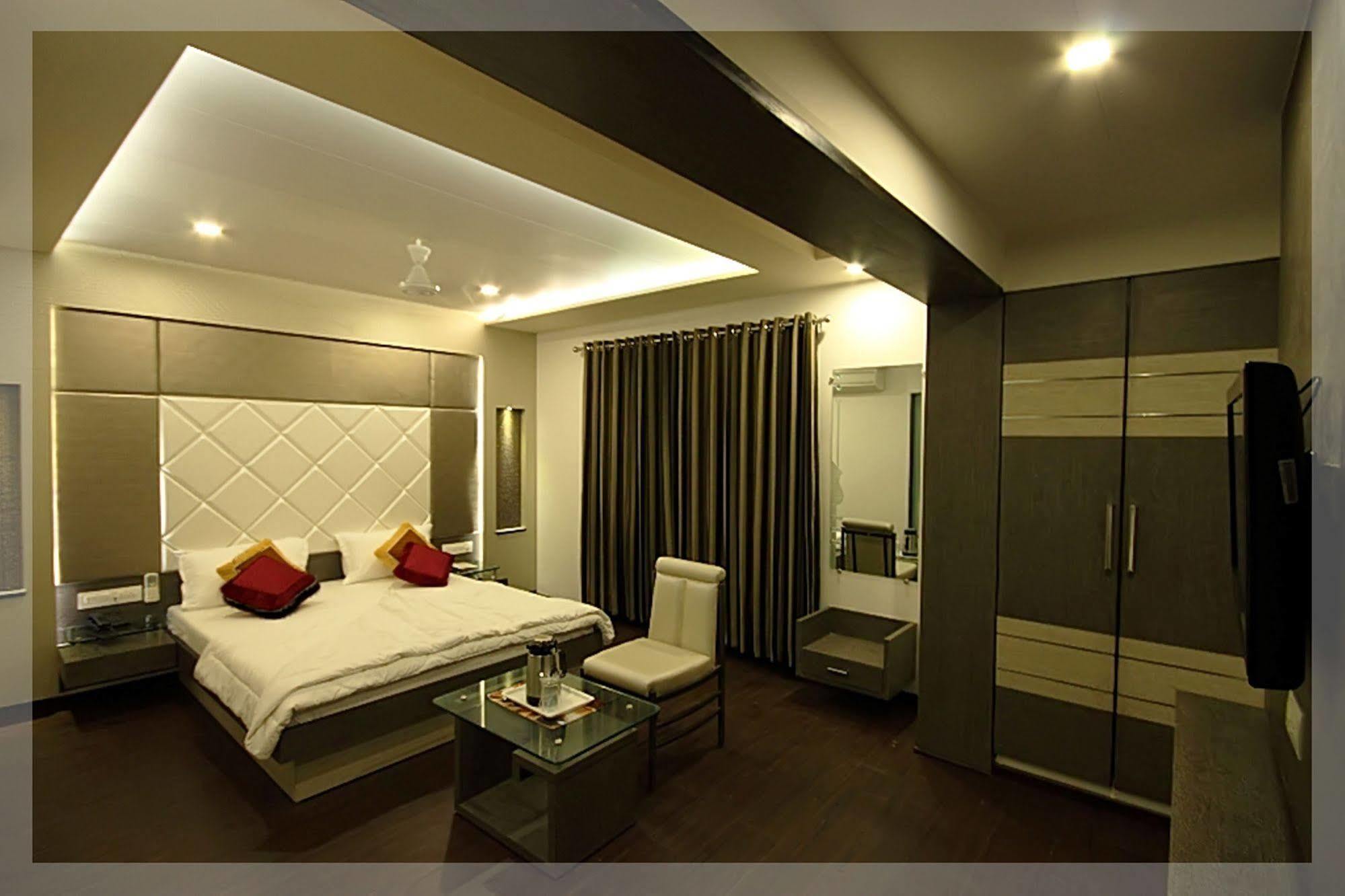 Hotel Flair Inn Ahmedabad Bagian luar foto